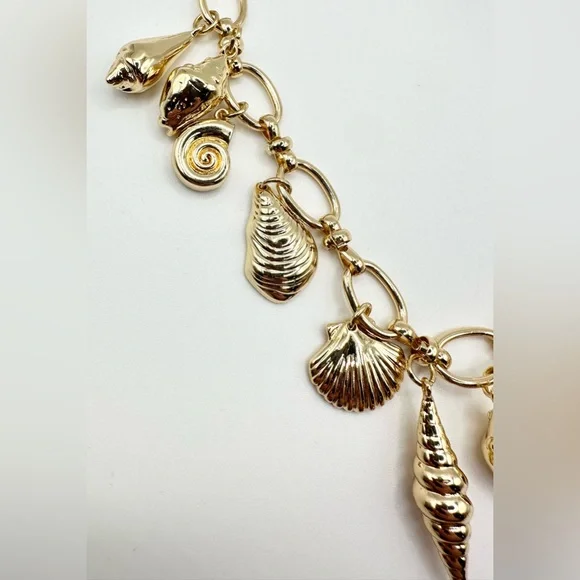 New never worn Gold Shell Charm Necklace - Picture 4 of 4